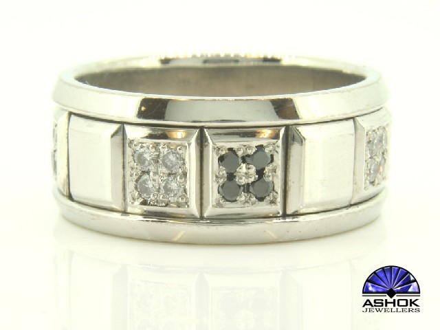 White Gold Gents Swivel Ring with White and Black Diamond Detail - Image 5