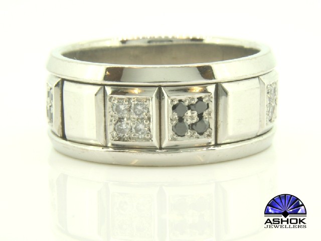 White Gold Gents Swivel Ring with White and Black Diamond Detail - Image 4