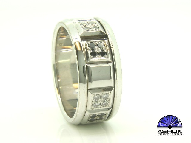 White Gold Gents Swivel Ring with White and Black Diamond Detail - Image 2