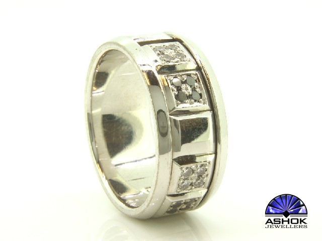 White Gold Gents Swivel Ring with White and Black Diamond Detail