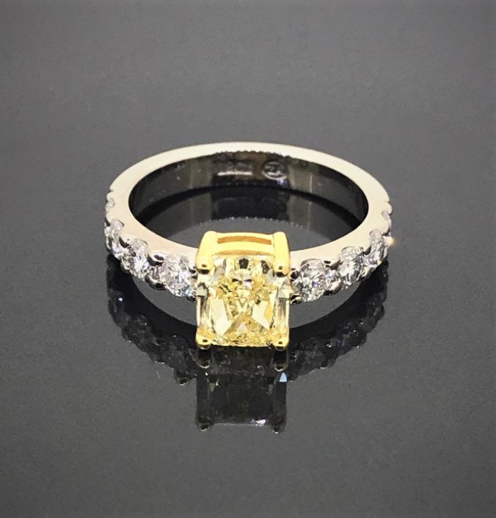 Ladies Diamond Ring - Image 4