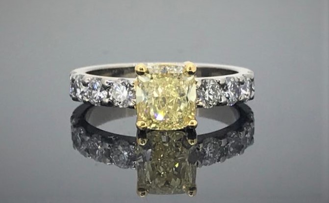 Ladies Diamond Ring - Image 2