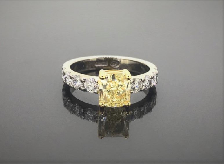 Ladies Diamond Ring - Image 5