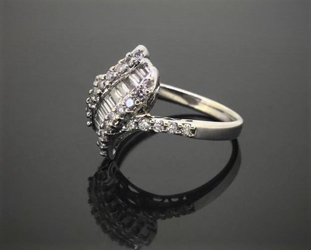 Ladies Diamond Ring - Image 3