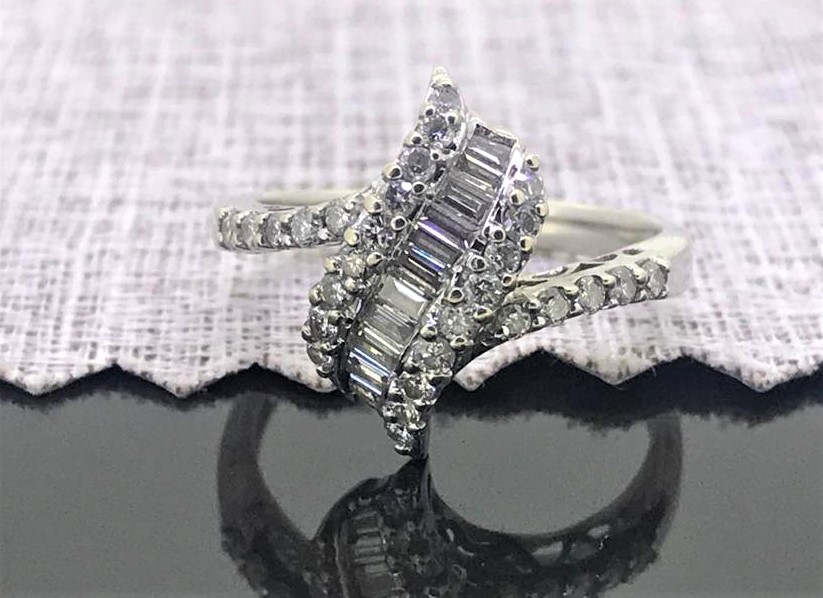Ladies Diamond Ring - Image 2
